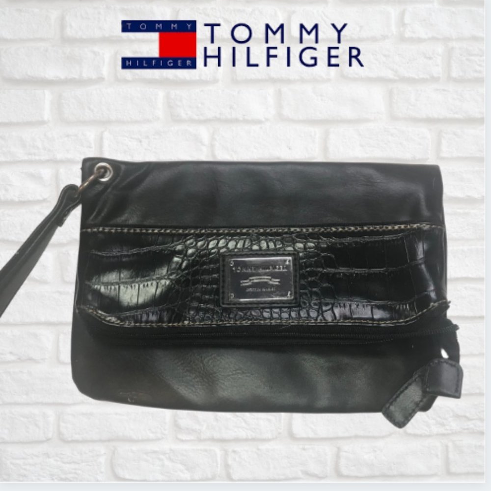 👜 Tommy Hilfiger Fold Over Wristlet Purse  black👜